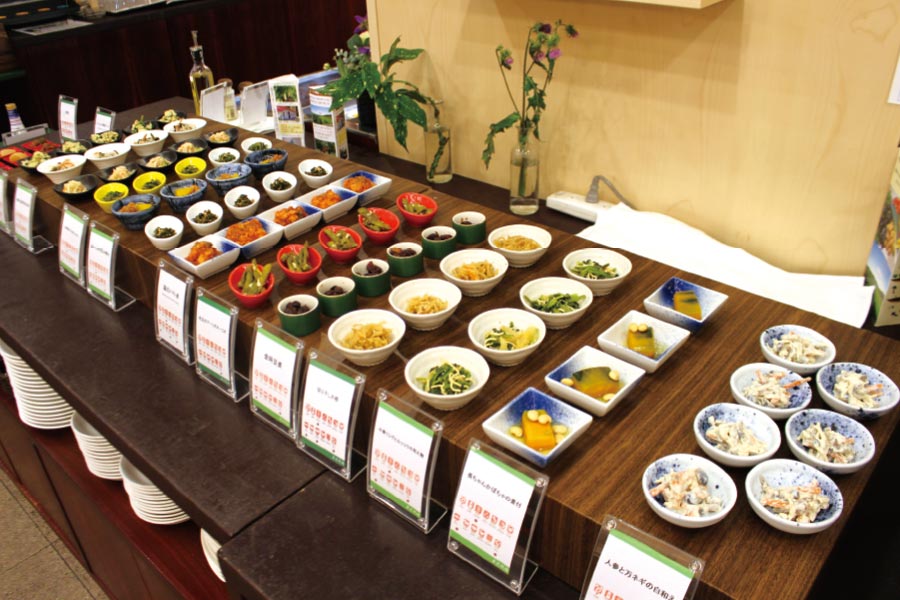 東北牧場の野菜・野草を使用した工夫を凝らした料理の数々