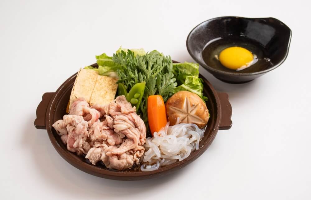 牧場ブランド卵で楽しむ牛すき焼き