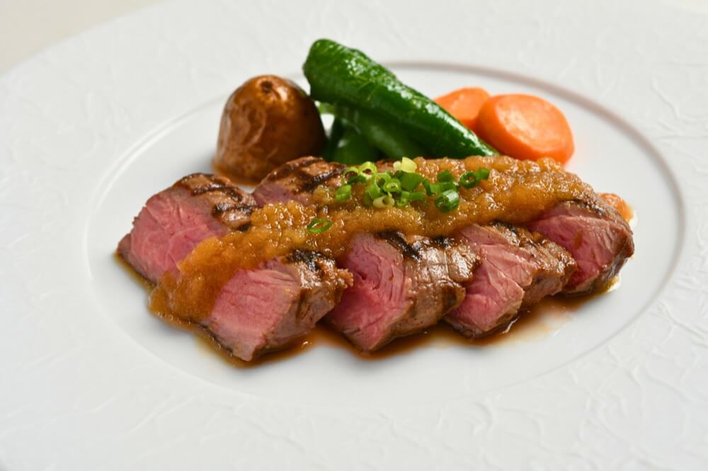 オーストラリア産牛ロースステーキ 牧場大根ソースで