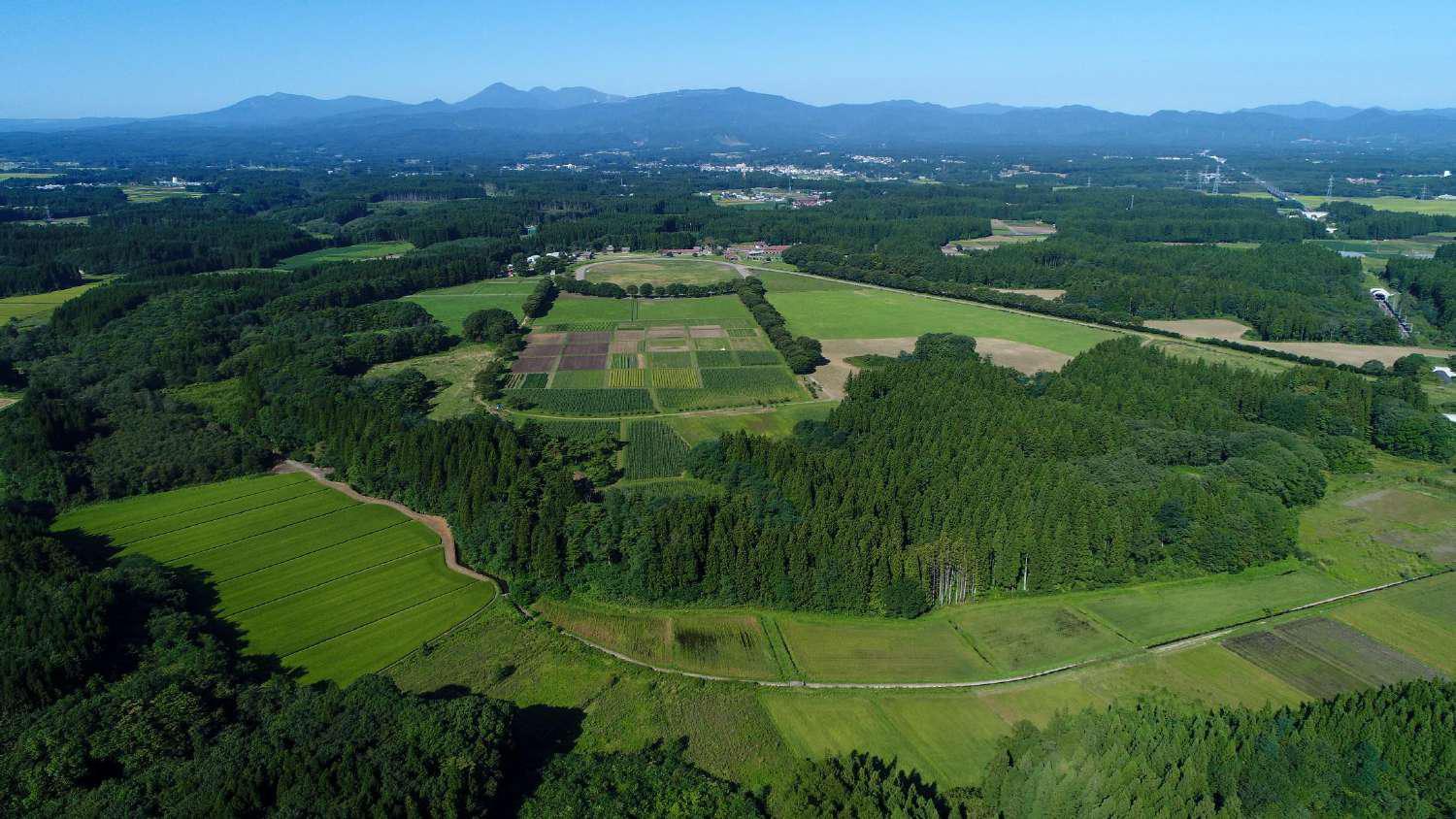 東北牧場の全景空撮