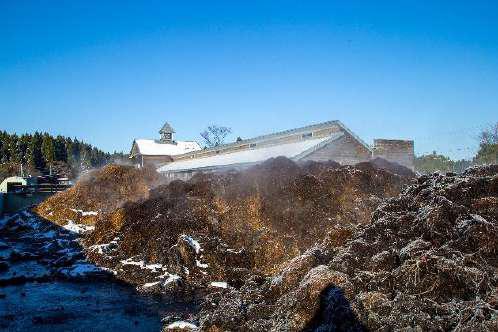 堆肥作りの作業風景1