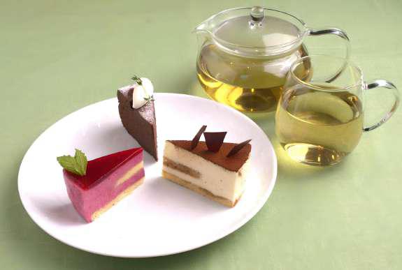 栃の実・ふきみそ・カシスのケーキ