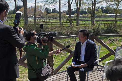 インタビュー取材中の東北町長