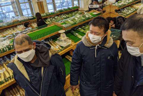 道の駅を散策する料理長たち