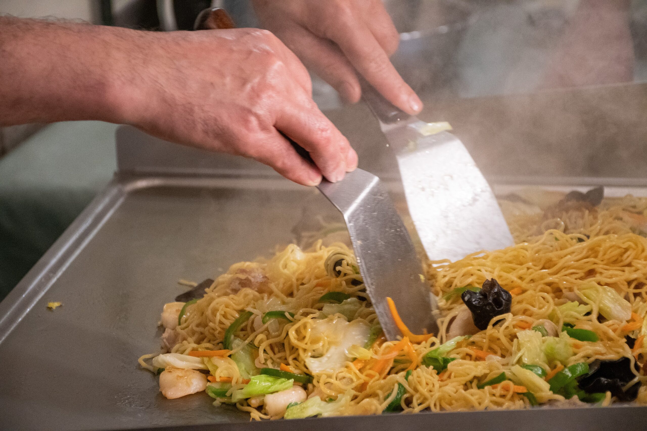 贅沢食材だけ使用「黄金焼きそば」がバイキングに登場！