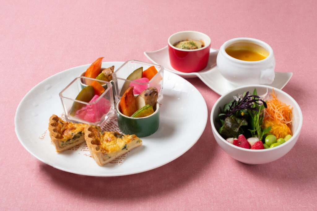 【いちご薫る】 牧場野菜と野草のアフタヌーンティーのご提供をはじめます。