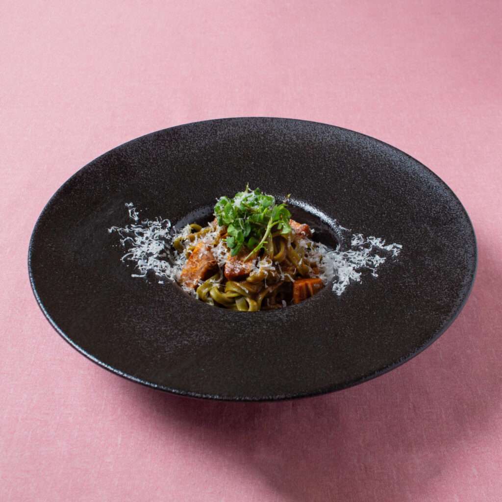 【いちご薫る】 牧場野菜と野草のアフタヌーンティーのご提供をはじめます。