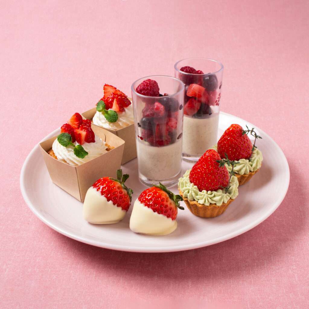 【いちご薫る】 牧場野菜と野草のアフタヌーンティーのご提供をはじめます。