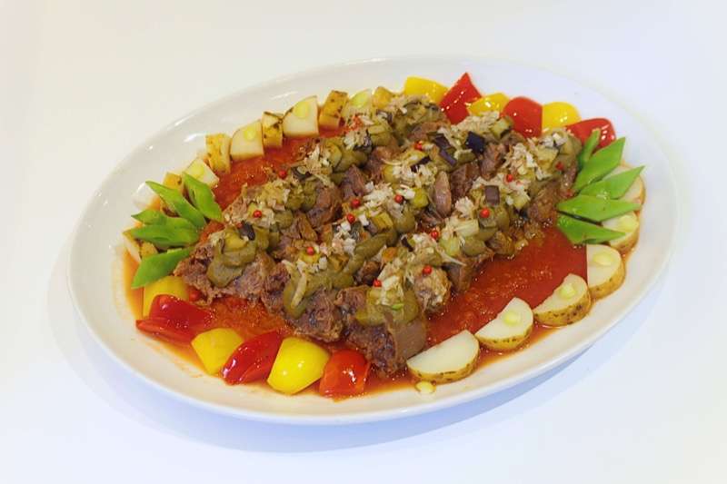 牛スネ肉とトマトの香味がけ