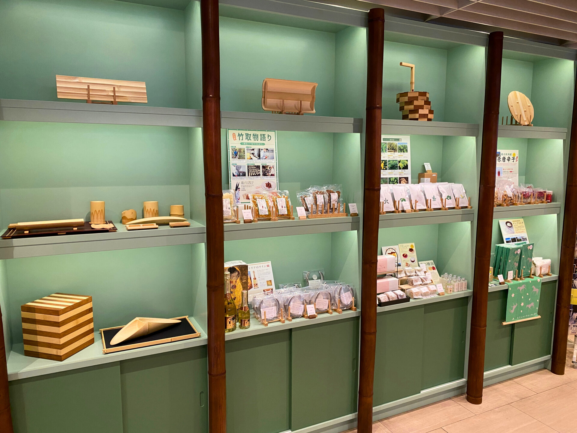 テイクアウト商品用の棚を造作いただきました。