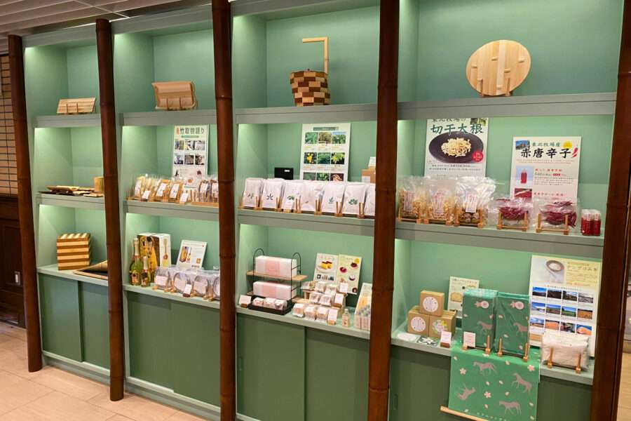 ホテルコンチネンタル府中のテイクアウトコーナー。ヒノキ工芸の戸沢さまに造作いただいたテイクアウト棚