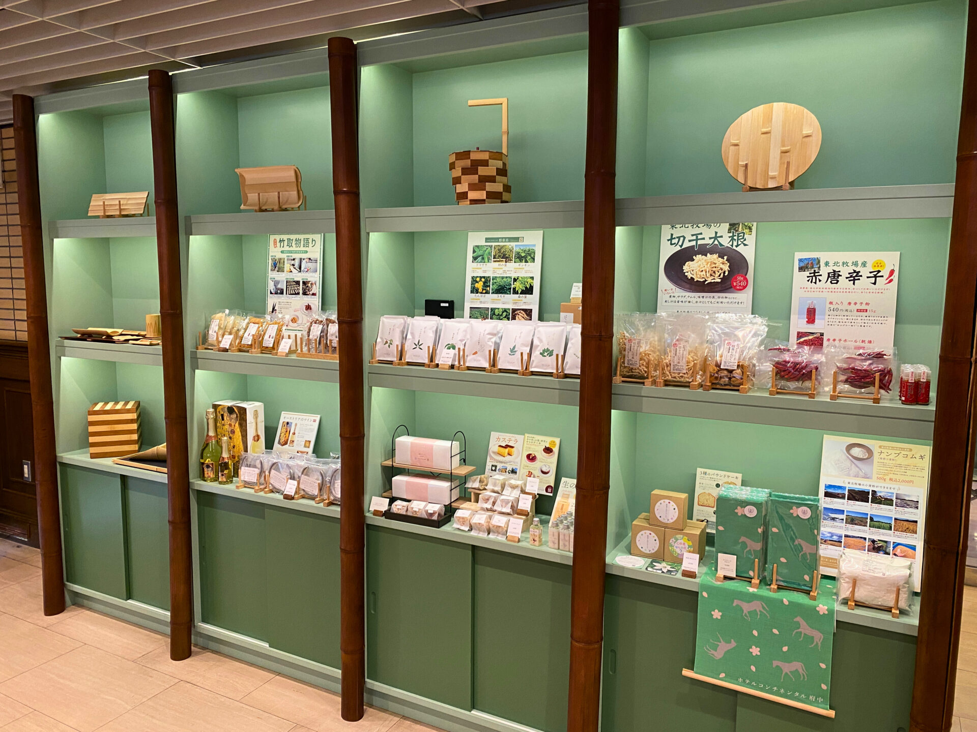 ホテルコンチネンタル府中のテイクアウトコーナー。ヒノキ工芸の戸沢さまに造作いただいたテイクアウト棚