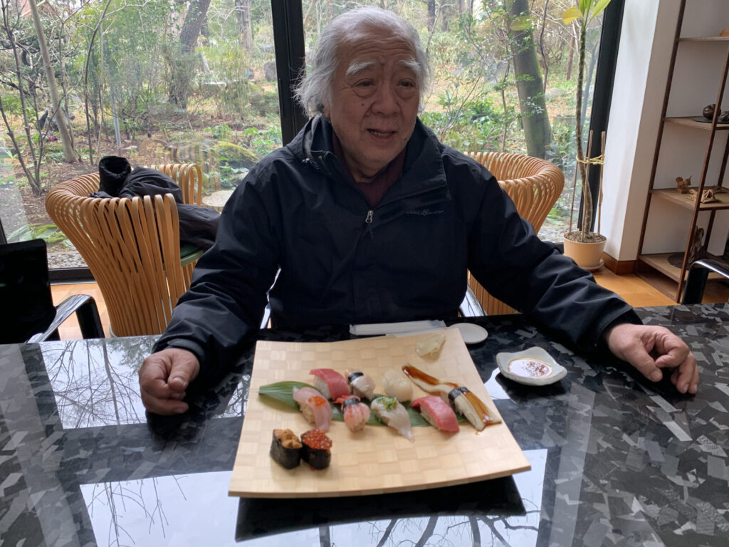 テイクアウト商品用の棚を造作いただきました。