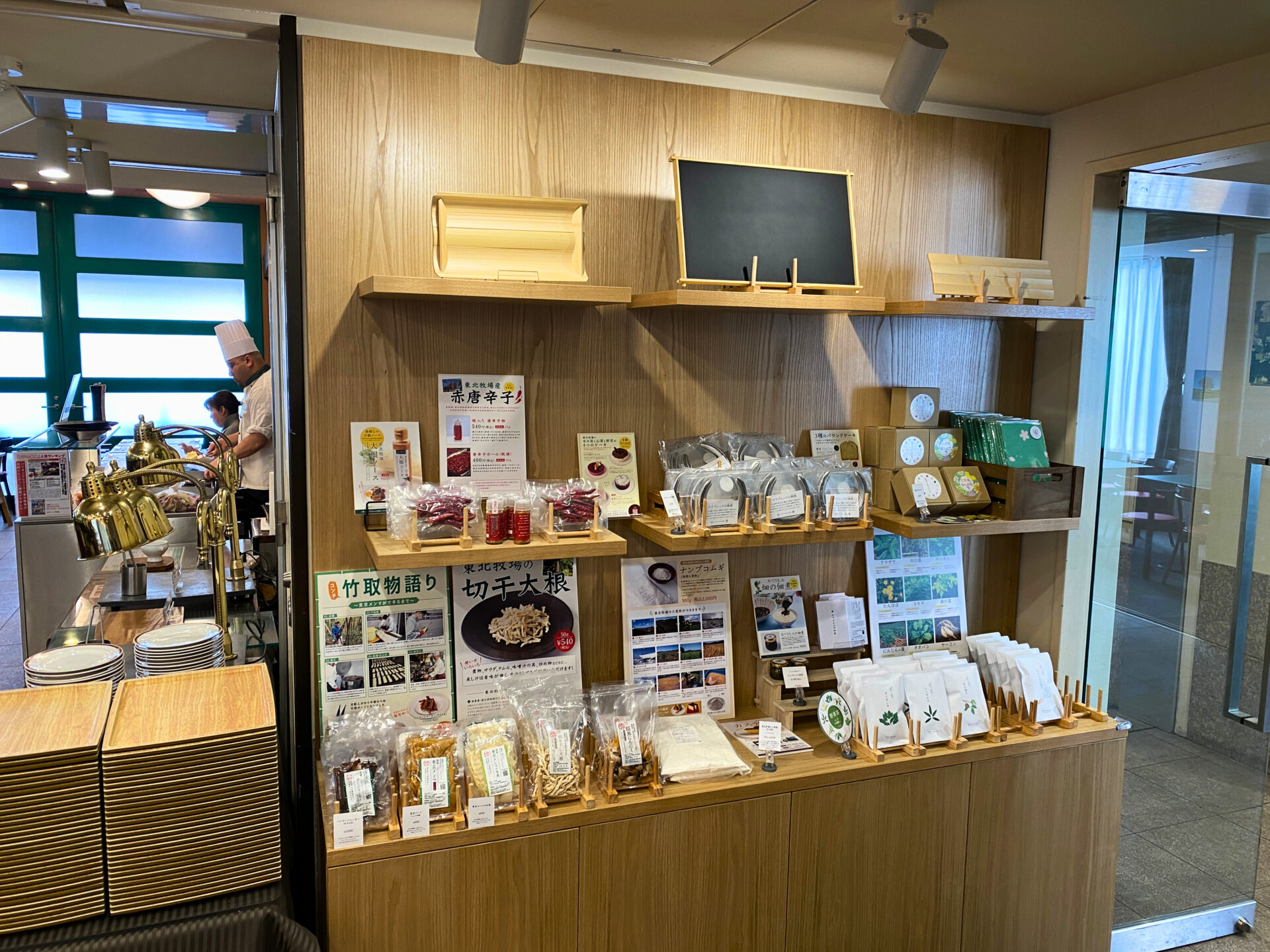 テイクアウト商品用の棚を造作いただきました。