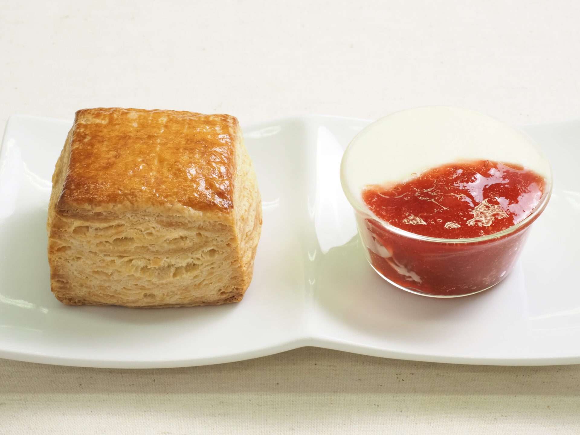 【レストランコルト】いちごと野草のアフタヌーンティー