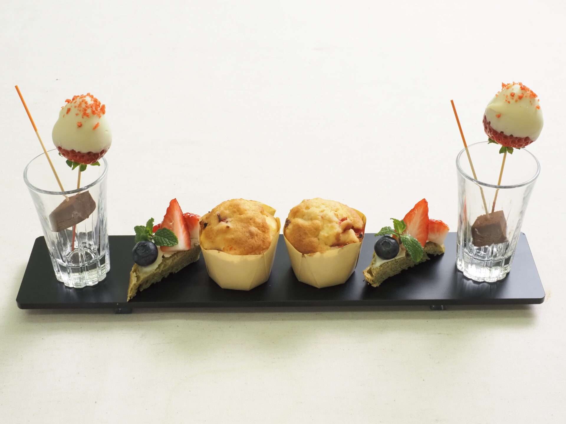 【レストランコルト】いちごと野草のアフタヌーンティー