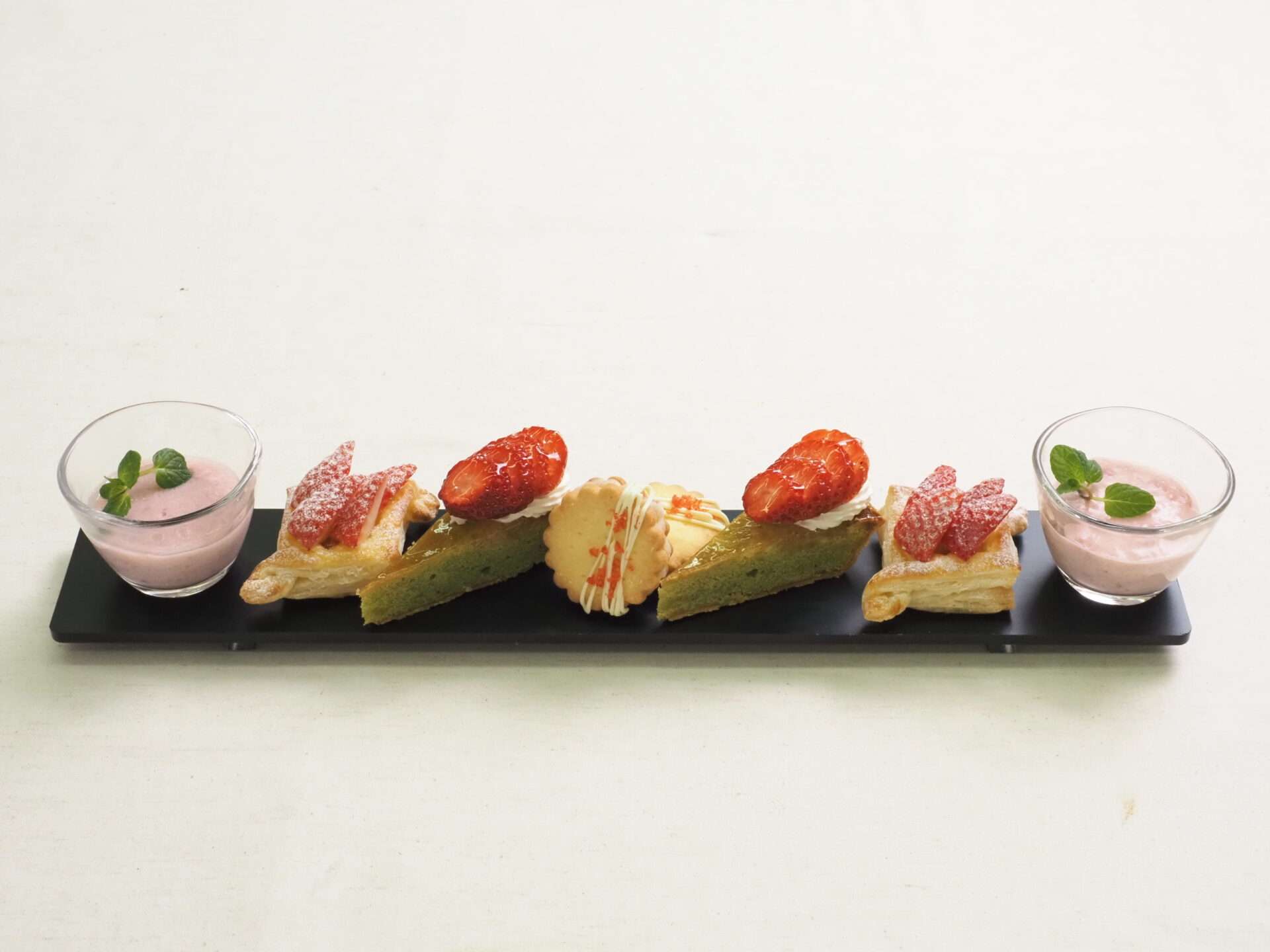 【レストランコルト】いちごと野草のアフタヌーンティー