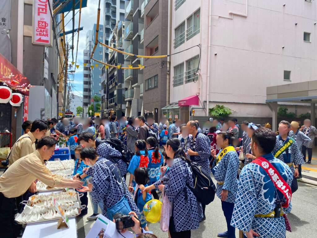 「東奥日報」にて、当ホテルシェフが腕を振るった特製「野草春巻き」のふるまいの様子が掲載されました