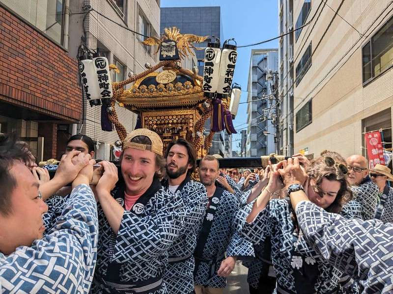 「東奥日報」にて、当ホテルシェフが腕を振るった特製「野草春巻き」のふるまいの様子が掲載されました