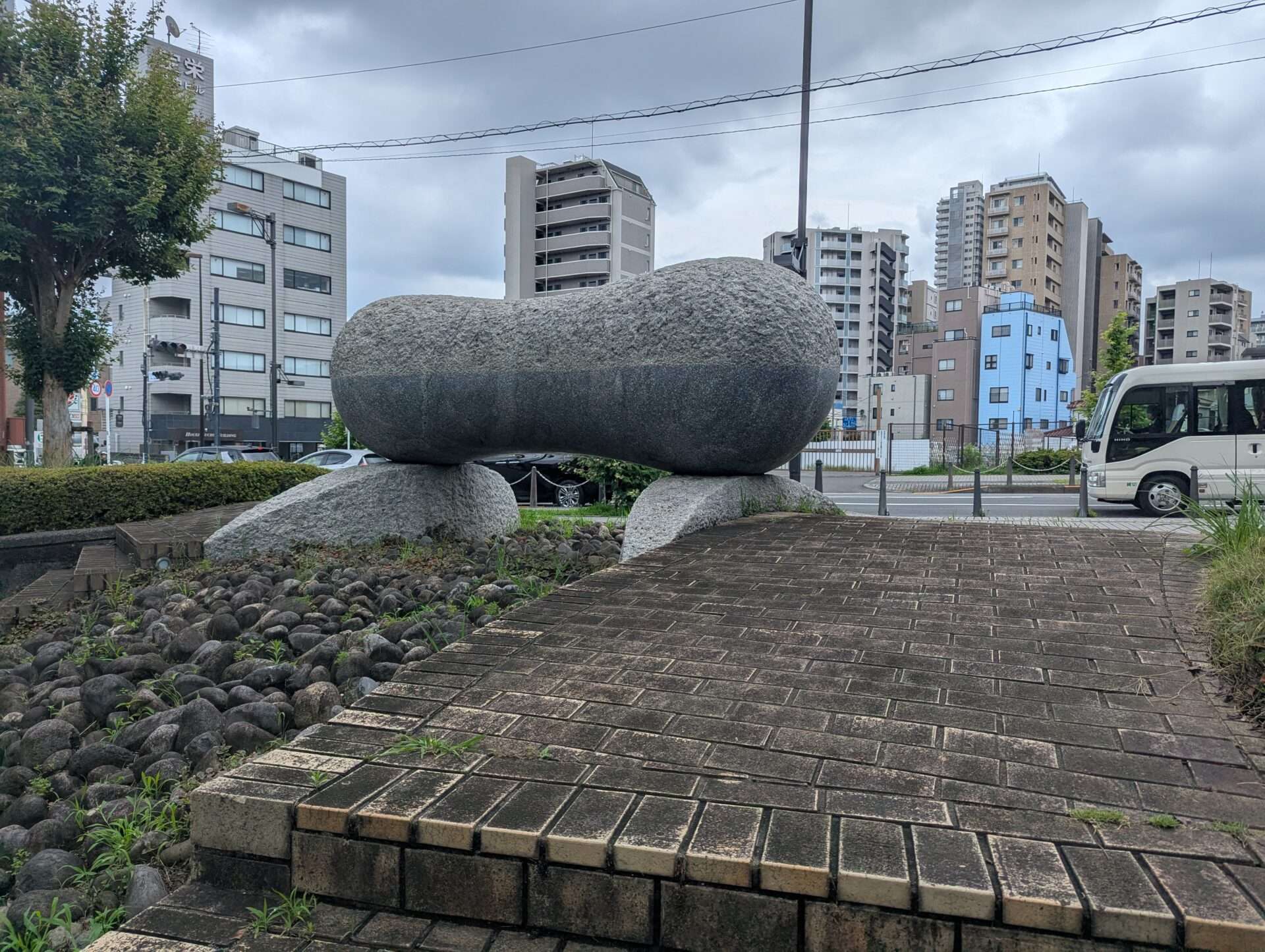 府中散策　府中市パブリックアート④「繭のかけ橋」