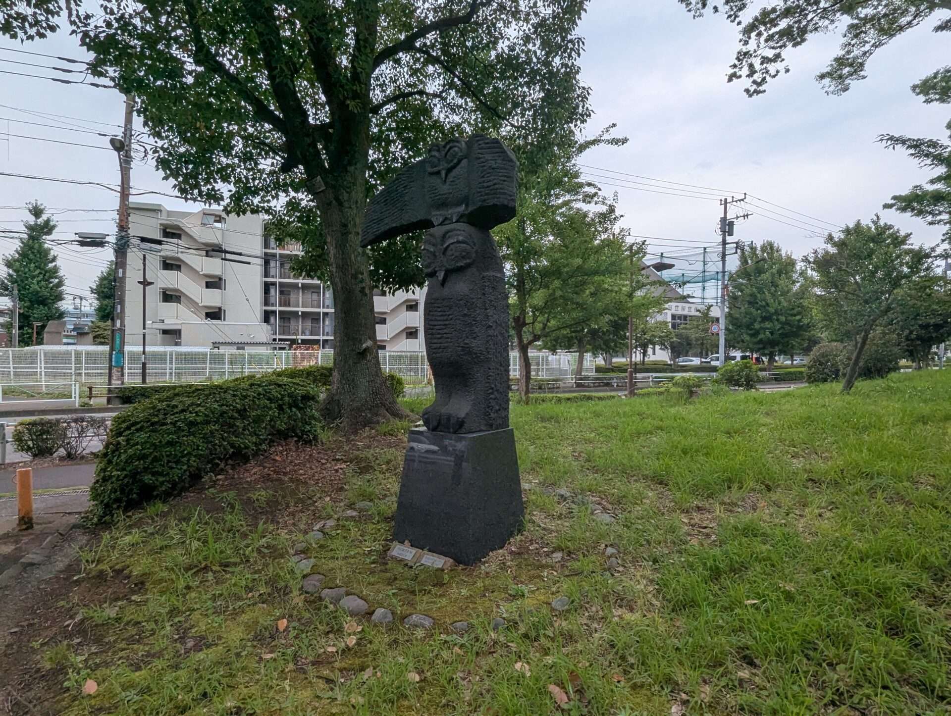 府中散策 府中市パブリックアート⑥「月に吠える’94」