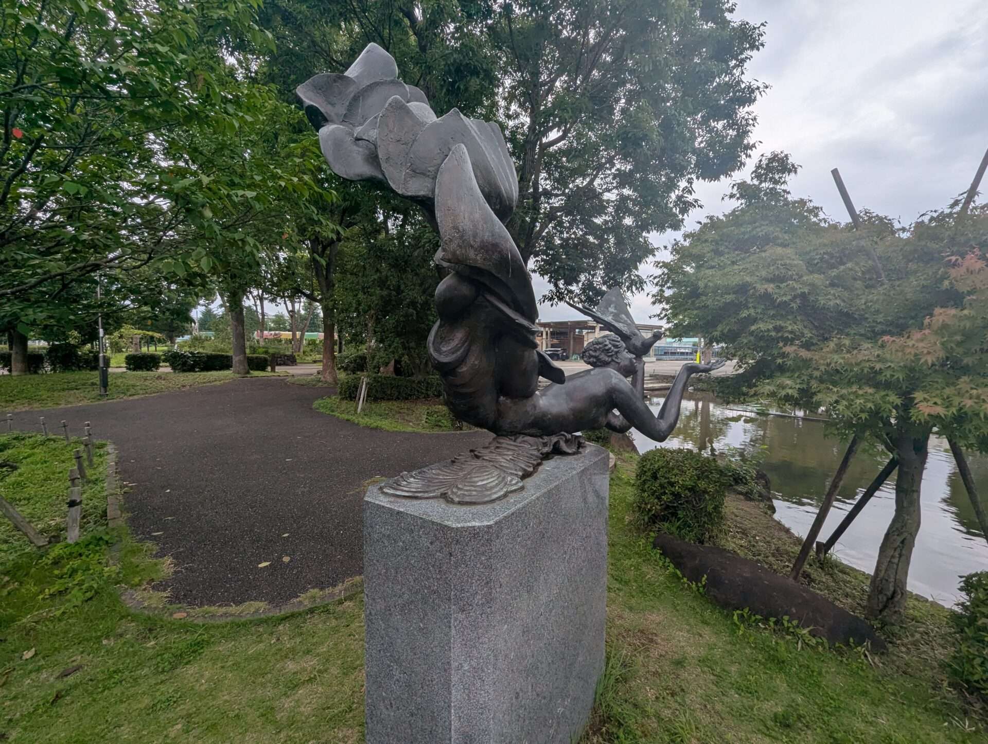 府中散策 府中市パブリックアート③ 緑の中で出会った「緑光燦舞(りょくこうさんぶ)」