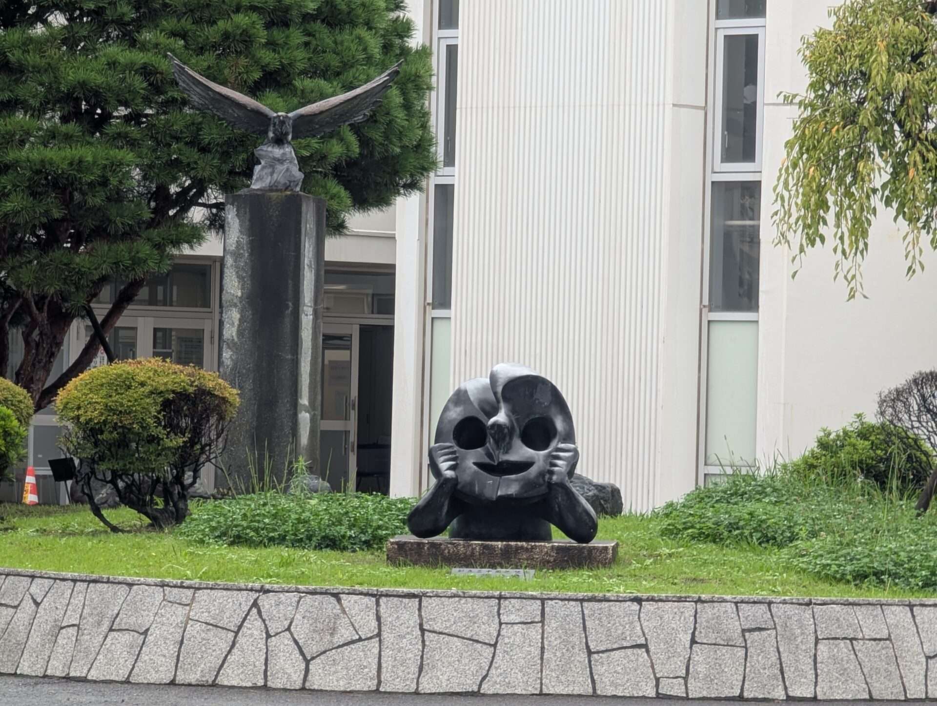 府中散策　多磨霊園に眠る岡本太郎のお墓を訪ねて